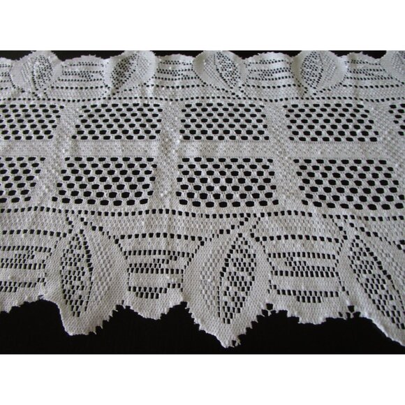 Vintage White Doily Style Table Runner with Tassels - Table Linen Home Décor - Picture 3 of 7